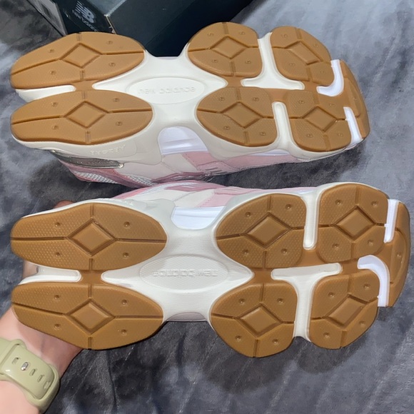🍒NWT Viral Sold out Rose Pink New Balance 9060 running shoes! - Picture 6 of 10